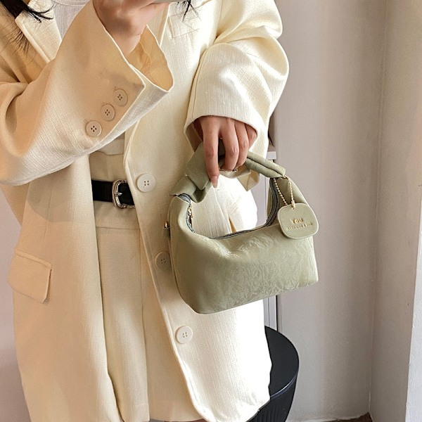Plesade Små Handväskor Kvinnors 2024 Våren Och Sommaren Nytt Moderik Stilfulla Axel Väska Hipster Crossbody Nya Måne Väskan Svart