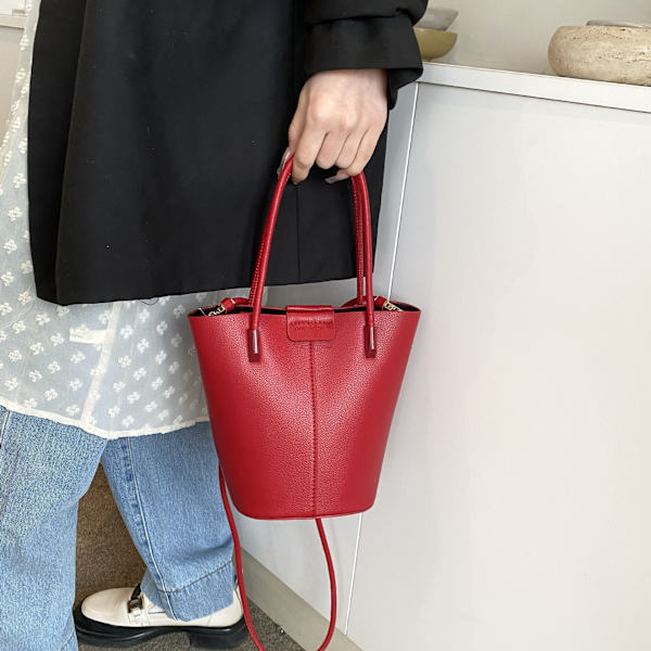 Trendy håndtaske til kvinder, enkel og moderne, forår og sommer 2024, koreansk stil, crossbody taske, specialdesignet spandtaske Rød