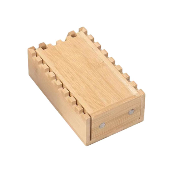 Puinen noppakotelo roolipeleille