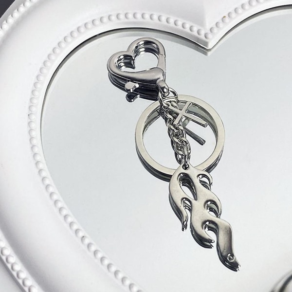Fashion Cross Heart Keyring Bag Charm Keychain Hållare Cool Flame Pendant Nyckelring