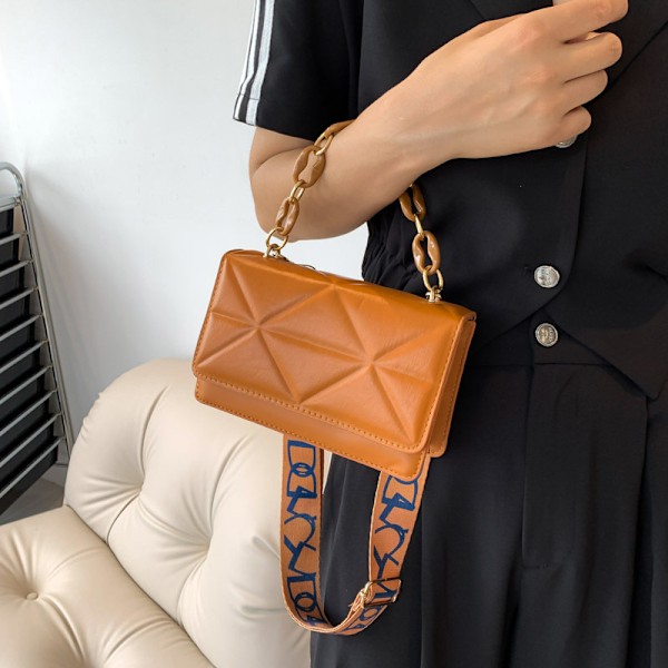 Avslappnad väska för kvinnor höst 2023 ny trendig stilfull bra textur axel liten fyrkantig väska enkel ins bred rem crossbody väska Brun
