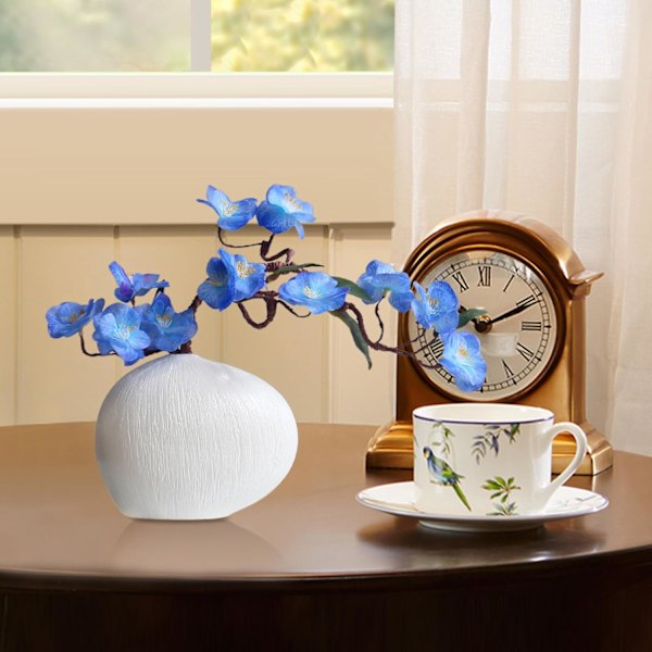 Keraaminen kukkaruukku - geometrinen muotoilu, valkoinen koristeellinen ruukku takalle, kirjahylly Vit vas + blå körsbärsblommor