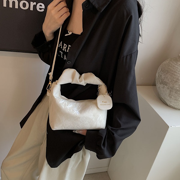 Plesade Små Handväskor Kvinnors 2024 Våren Och Sommaren Nytt Moderik Stilfulla Axel Väska Hipster Crossbody Nya Måne Väskan Svart
