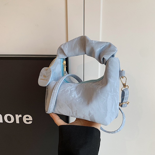 Plesade Små Handväskor Kvinnors 2024 Våren Och Sommaren Nytt Moderik Stilfulla Axel Väska Hipster Crossbody Nya Måne Väskan Svart
