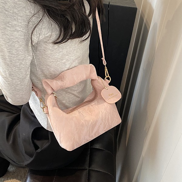 Plesade Små Handväskor Kvinnors 2024 Våren Och Sommaren Nytt Moderik Stilfulla Axel Väska Hipster Crossbody Nya Måne Väskan Svart