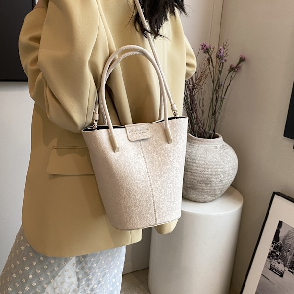 Trendy håndtaske til kvinder, enkel og moderne, forår og sommer 2024, koreansk stil, crossbody taske, specialdesignet spandtaske Rød