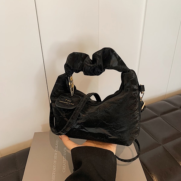 Plesade Små Handväskor Kvinnors 2024 Våren Och Sommaren Nytt Moderik Stilfulla Axel Väska Hipster Crossbody Nya Måne Väskan Svart