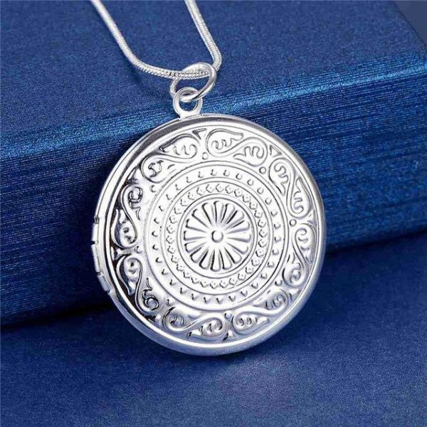 Halsband med öppningsbart runt medaljong i fint mönstersilver