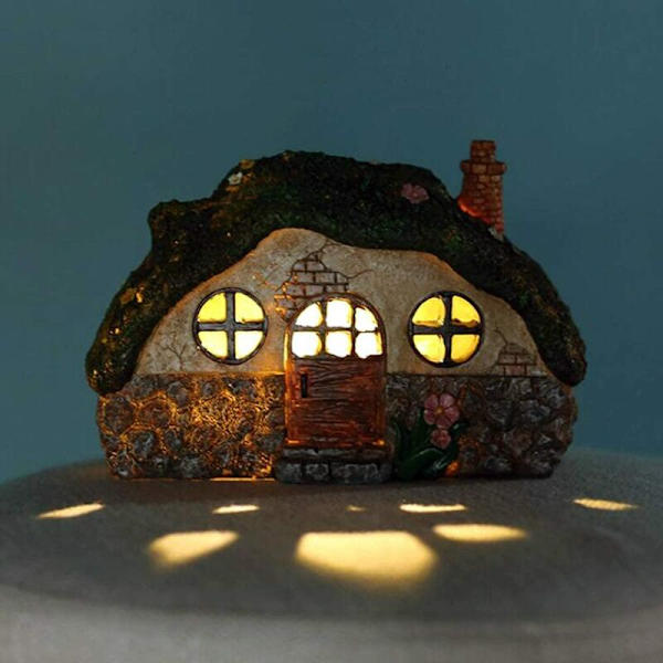 Fairy Garden Staty House Figurine, Vackert hus med öppen spis med LED-lampor för inomhus utomhus uteplats Trädgård gräsmatta