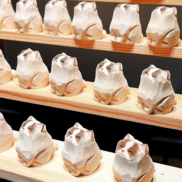 Pieni puinen kissahahmo, miniatyyriveistos, puutarhatarvike ja auton koriste Alla
