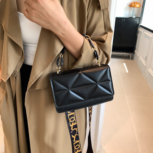 Avslappnad väska för kvinnor höst 2023 ny trendig stilfull bra textur axel liten fyrkantig väska enkel ins bred rem crossbody väska Brun