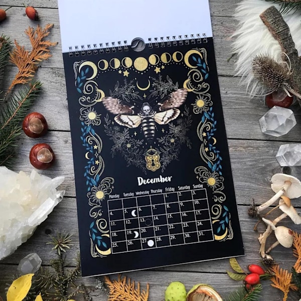 Mørk Skog Månekalender 2024, Illustrert Veggkalender for Planlegging (01) 1