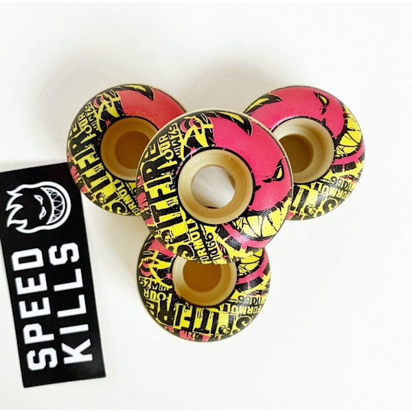 En uppsättning Spitfire skateboardhjul 101D 99D, 52mm action elastiska reboundhjul 52mm 99D röd och gul 52mm 99D red and yellow