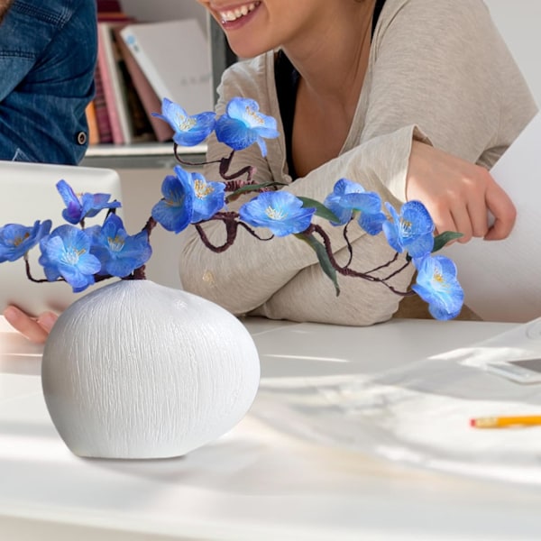 Keraaminen kukkaruukku - geometrinen muotoilu, valkoinen koristeellinen ruukku takalle, kirjahylly Vit vas + blå körsbärsblommor