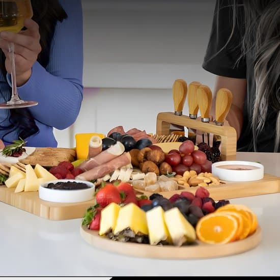 Set med charkuteribräda, ostbräda i bambu och knivset med 4 ostknivar, 6 gafflar, 2 såsskålar och extra serveringsfat för fester