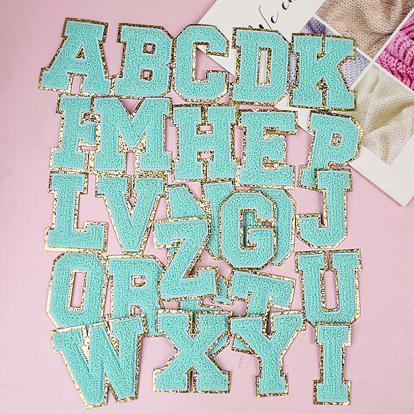 26 stk. A-Z guldglitter kantbogstaver patches fuzzy broderede bogstav sy på patches til tøj, jakke, taske (lyseblå)