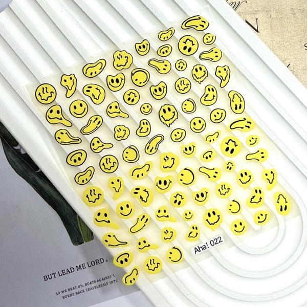 Graffiti Roliga Nageldekaler Abstrakt leende ansikte Nagelstickers 3D Självhäftande Modetrend Charm Gul Vridet Leende Ansikte 5 st