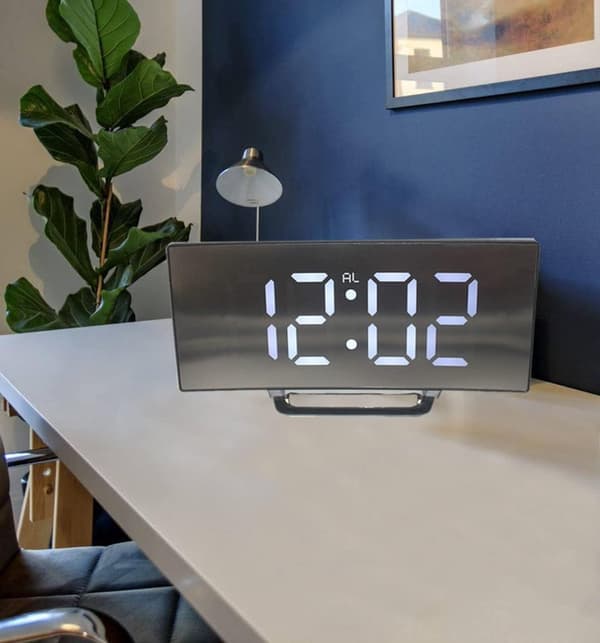 Digital vekkerklokke, stor buet LED-skjerm med speiloverflate, slumrefunksjon, temperaturvisning, 12/24-timersformat, for soverom, hvit