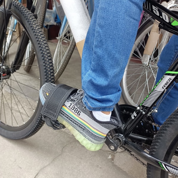 1 par cykelpedalremme tåclips remme tape justerbar anti-slip dobbeltklæbende cykel fødder remme - sort