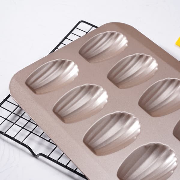 Bageplade til 12 madeleines - Bageplade - Genanvendeligt materiale - Mål: 40 x 23 cm