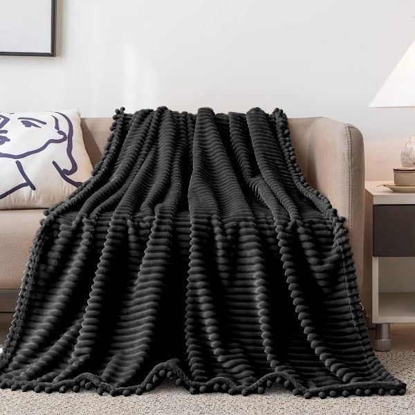 Fleecefilt Filtstorlek – 130x160 cm, Mjuk, Plyschig, Fluffig, Luddig, Varm, Mysig – Perfekt Filt för Soffa, Säng, Sittgrupp - med Pompom-Frans svart...