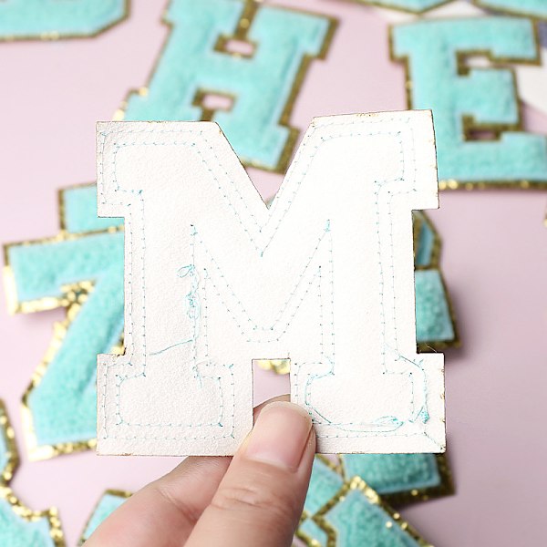 26 stk. A-Z guldglitter kantbogstaver patches fuzzy broderede bogstav sy på patches til tøj, jakke, taske (lyseblå)