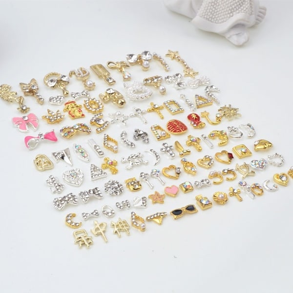 Nagelberlocker för akrylnaglar med konstgjorda nagelstenar och strass. Nagelmetallsmycken blandade med diamantimitationer