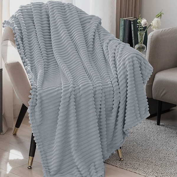 Fleecepeitto 127x152 cm sohvalle, sängylle, superpehmeä ja mukava plyysimikrokuituinen flanellipeitto 3D-raidoilla, kevyt vaaleanharmaa