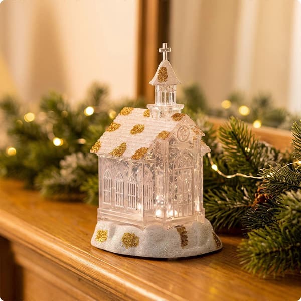 Traditionellt designad juldekoration med glitter i form av ett kapell för spiselkransen[YJD]