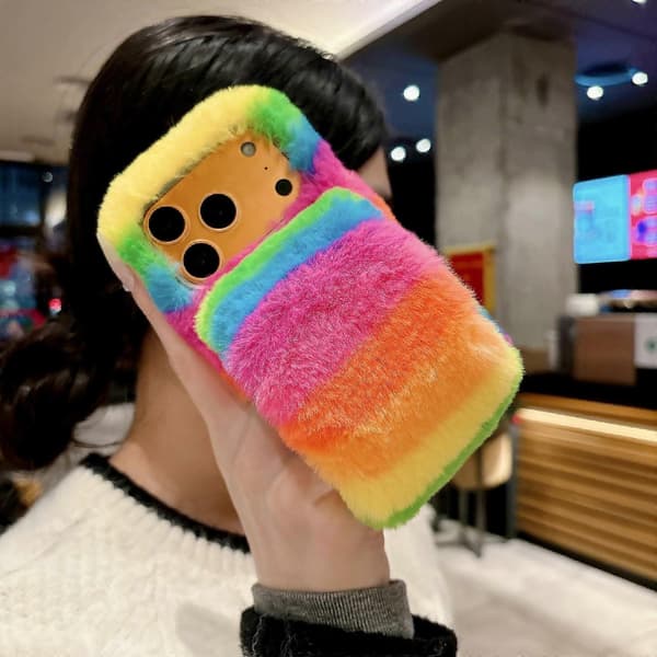Regnbuefarget fluffy telefondeksel til iPhone 17 Pro med varm håndstropp, TPU-deksel [YJD]