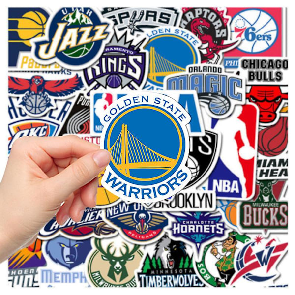 Sett med 32 NBA Basketball Association-klistremerker. Lakers, Chicago Bulls, Orlando Magic eller flere klistremerker (YJD)