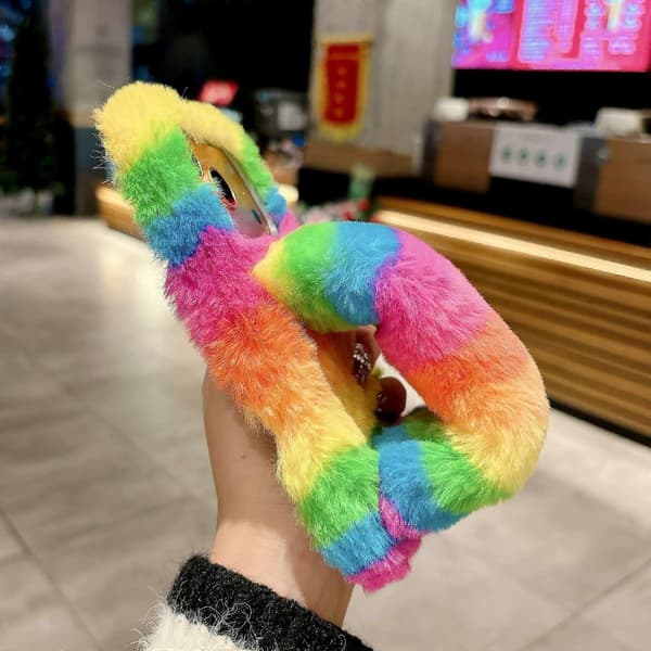 Regnbuefarget fluffy telefondeksel til iPhone 17 Pro med varm håndstropp, TPU-deksel [YJD]
