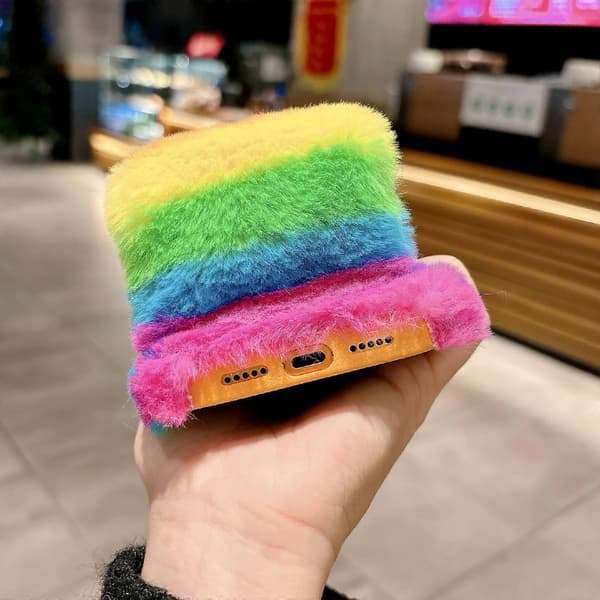 Regnbuefarget fluffy telefondeksel til iPhone 17 Pro med varm håndstropp, TPU-deksel [YJD]