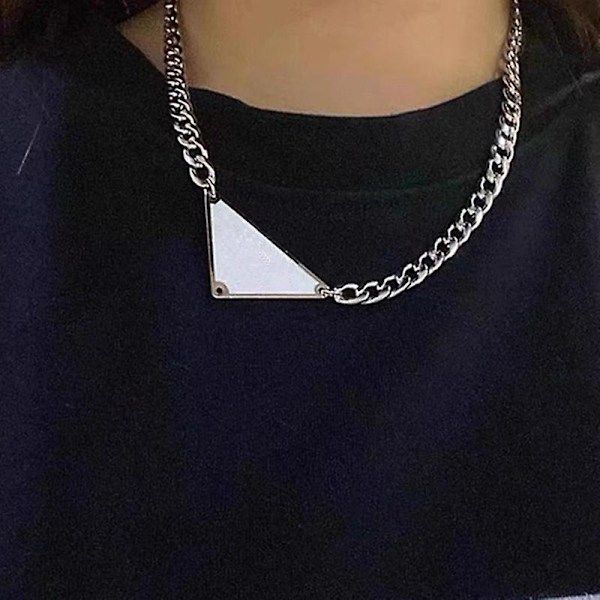 Käänteinen Kolmion Kaulakoru Metalli Label Ripustimella Katusoitto Miehille Ja Naisille Solisluun Ketjun Hip-Hop Temperamentti Choker Kaula (YJD) white