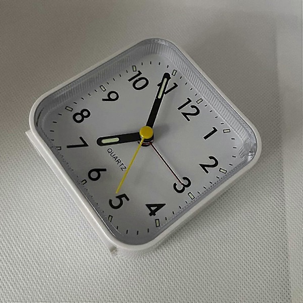 Icke-tickande analog väckarklocka med ljus och snooze-funktion och toppknapp, högt alarm, tyst väckarklocka, batteridriven, barnväckarklocka, port