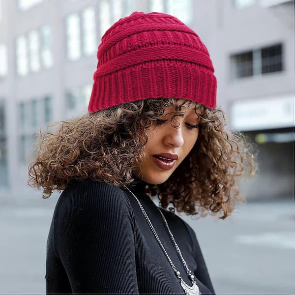 Varm stickad vintermössa med satin-foder, kabelstickad beanie, tjock slouchy skull cap för damer, vinröd