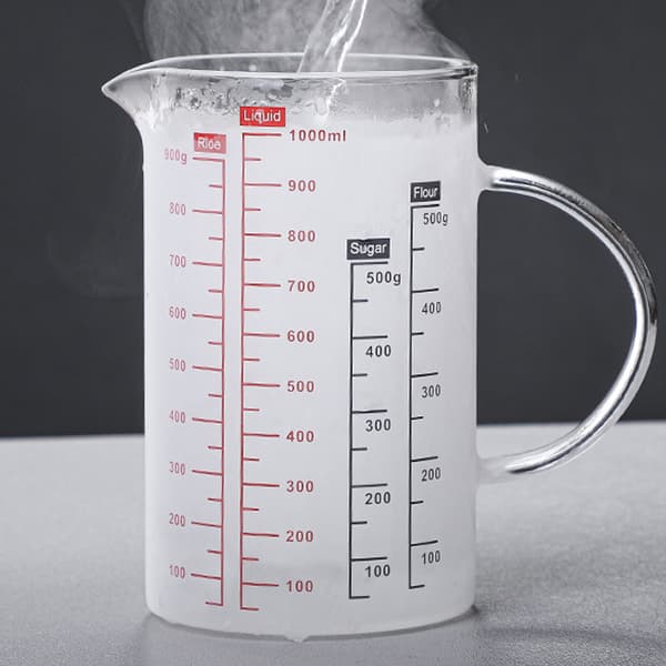 Glasmätkopp, 1 liter, med lock, skala för liter, milliliter, koppar och gram, transparent