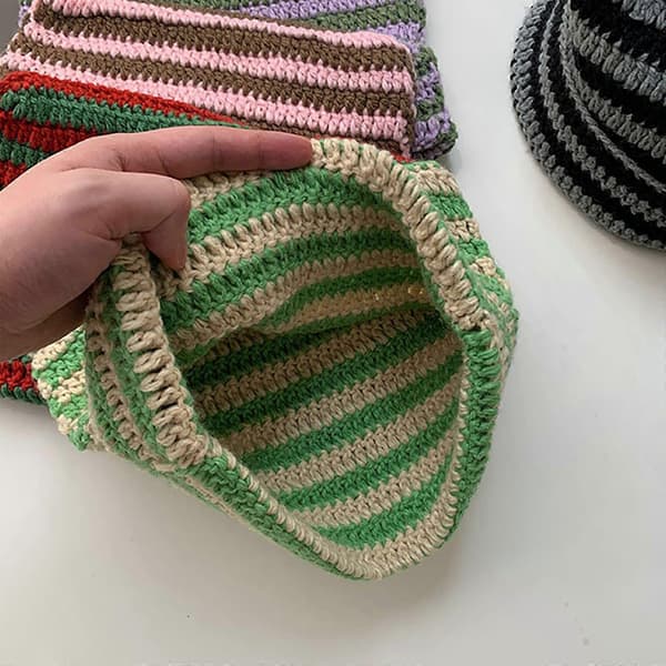 Virkmössor med kattöron, stickad randig varm elastisk vintermössa, beige och grön