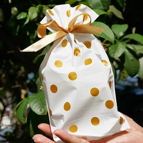 50 st godispåsar festpåsar guld plast dragsko presentpåsar, A