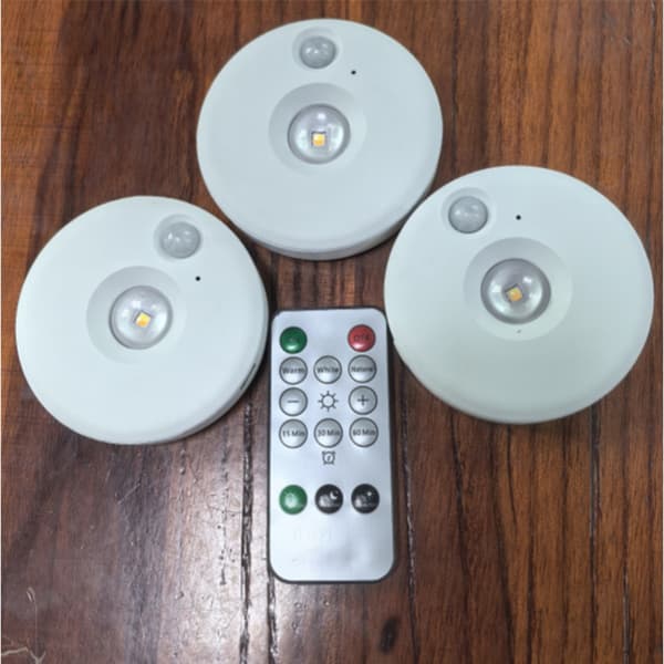 3-pack uppladdningsbara pucklampor med rörelsesensor, fjärrkontroll, dimring och magnetisk skåpmontering