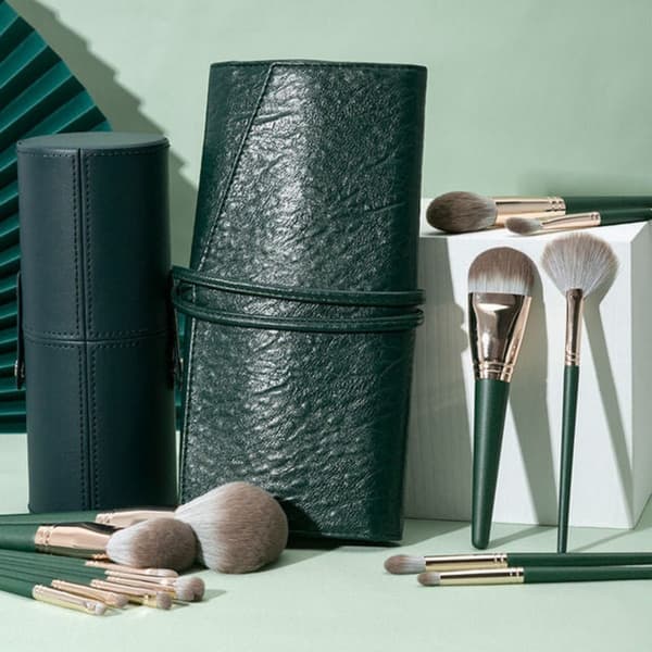 14-Piece Green Cloud Makeup Brush Set – Soft Synthetic Bristles, Full Face Kit with Plastic Handles
