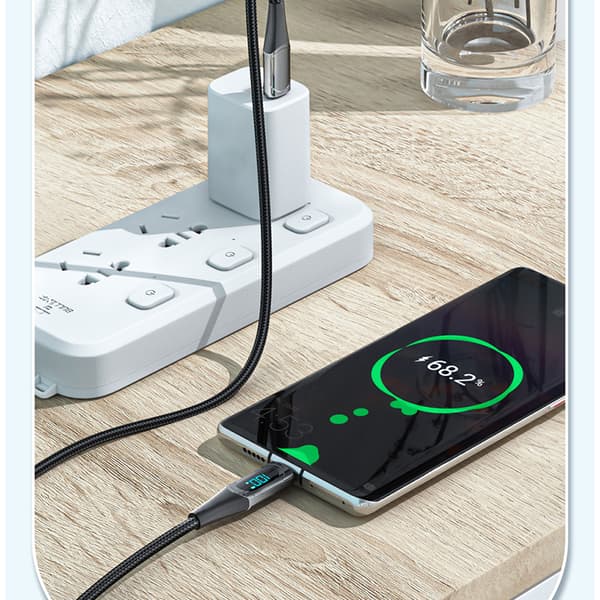 Musta 4-in-1 USB-latauskaapeli useille laitteille