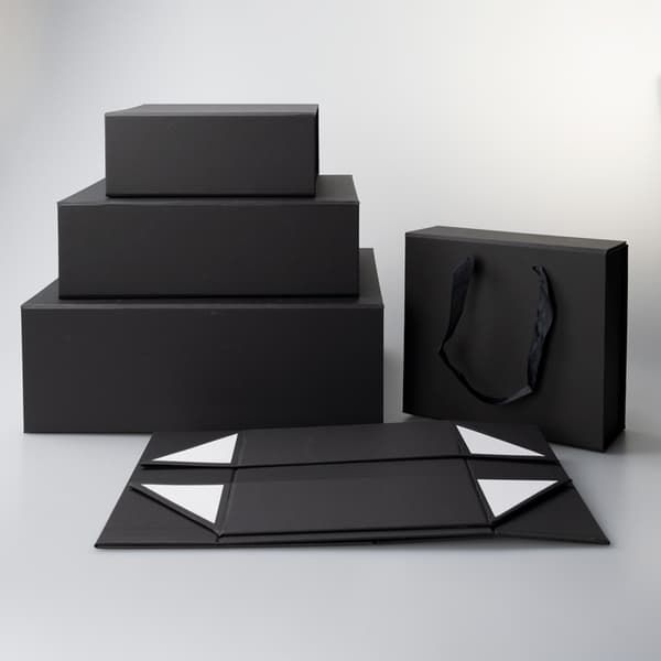 Sæt med 2 gaveæsker med magnetisk lukning Black M Black M