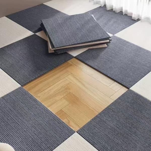 Set med 4 Mörkgrå Självhäftande Mattplattor för Vardagsrum, Sovrum, Kontor – 30x30 cm Sammanflätade Golvmattor
