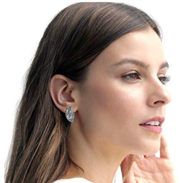Filigrana sølvfarvede øreringe med syntetiske diamanter
