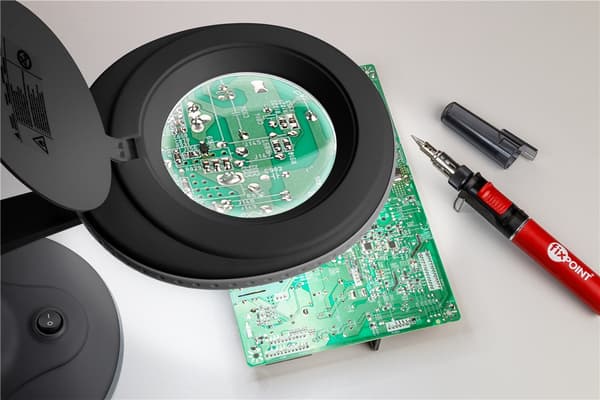 LED suurennuslamppu jalustalla, 6 W, musta