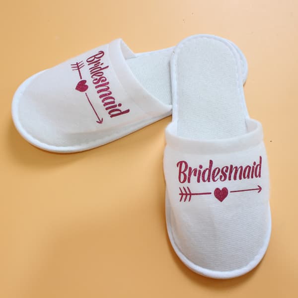 Hvide tøfler med 'Bridesmaid'-bogstaver - Perfekt til bryllupspyjamasfester Red Red