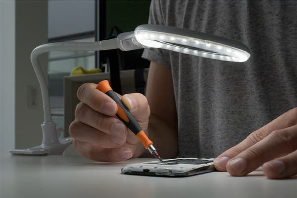 LED suurennuslamppu kiinnikkeellä, 6 W