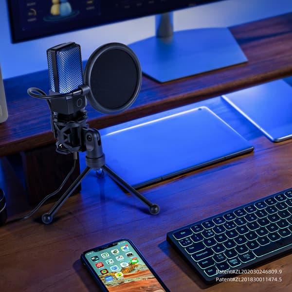 Sort skrivebordsmikrofon med RGB-belysning og USB-C-adapter