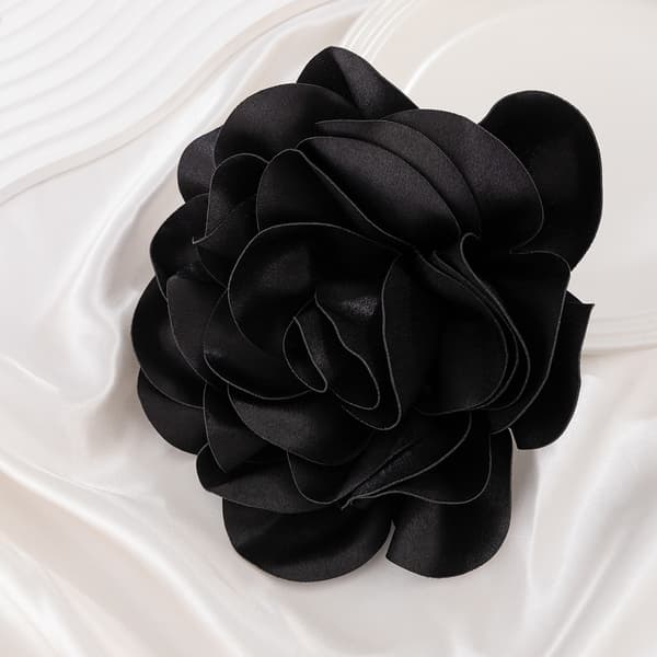 Överdådig brosch med stor blomma i satin Black Black